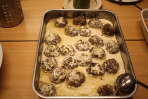 Die fertigen Hackfleischbällchen in einer Joghurtsoße mit Sesampaste