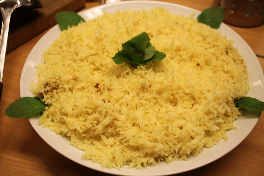 Mit Sesam eingefärbter Reis auf einem Teller.
