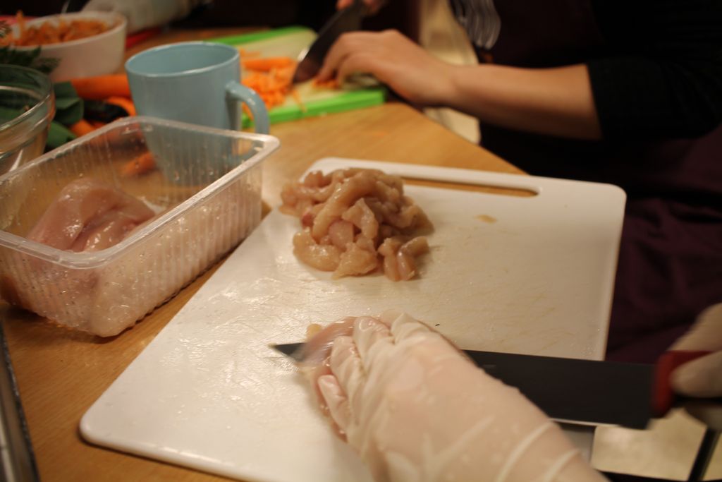 Vorbereitung ist alles - Hünchenfleisch muss ebenfalls in feine Streifen geschnitten werden damit es später zügig gar wird.